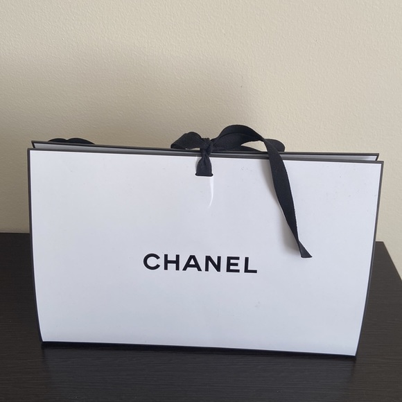 Chanel Gift Box - Picture 3 of 5